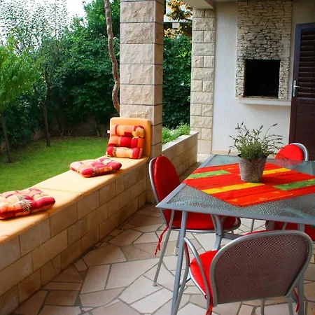 Lantana Apartment *